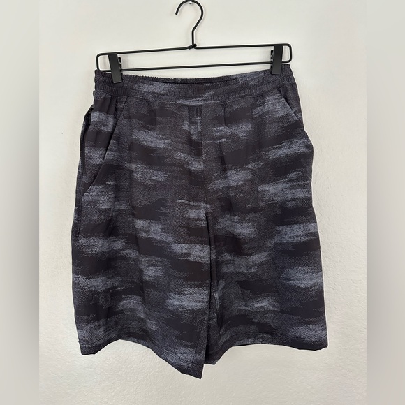 Lululemon men’s medium Gray and black shorts in great condition - Picture 1 of 3